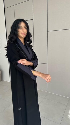 عباية كريب اسود مع رصاصي