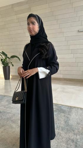 عبايه كريب اسود مع مقلم ابيض