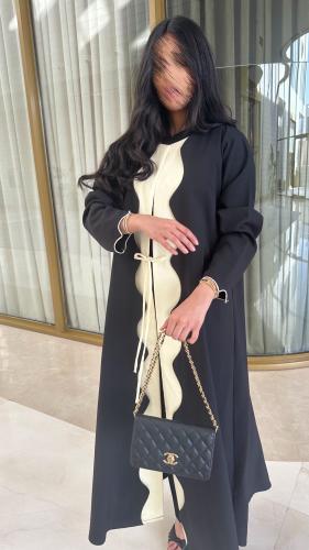 عبايه كريب اسود مع لنن اصفر ( فاتح )