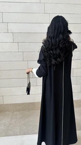 عبايه كريب اسود مع مقلم ابيض