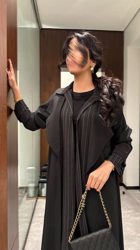 عباية كريب سوداء مع كريب مقلم ذهبي
