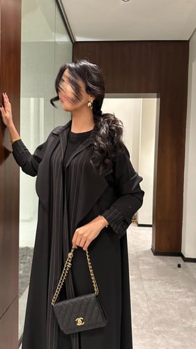 عباية كريب سوداء مع كريب مقلم ذهبي