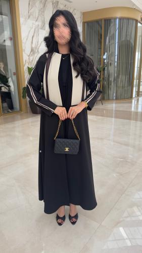 عبايه كريب اسود مع بيج