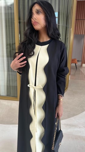 عبايه كريب اسود مع لنن اصفر ( فاتح )