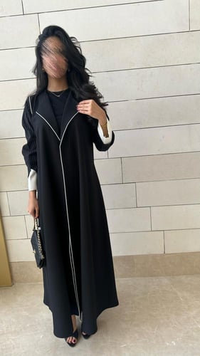 عبايه كريب اسود مع مقلم ابيض