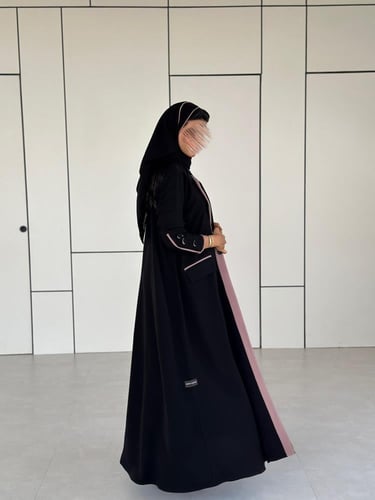 عباية كريب اسود مع وردي فاتح