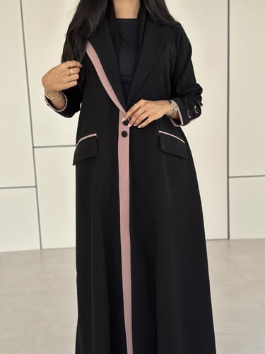 عباية كريب اسود مع وردي فاتح