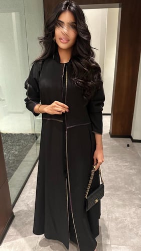 عباية كريب اسود مع تدخيلة شيفون ملون