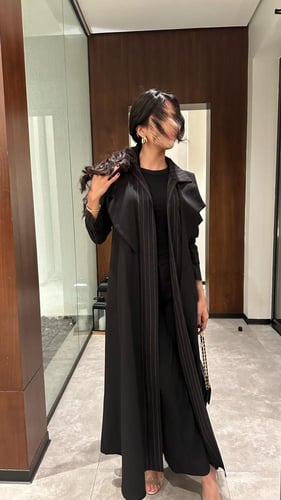 عباية كريب سوداء مع كريب مقلم ذهبي