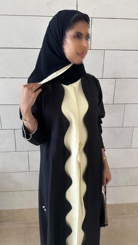 عبايه كريب اسود مع لنن اصفر ( فاتح )