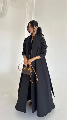 عبايه كريب اسود مع كريب كحلي