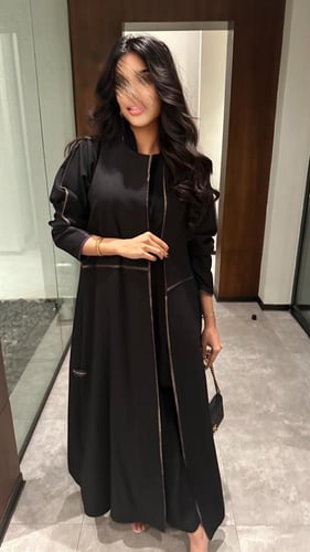 عباية كريب اسود مع تدخيلة شيفون ملون