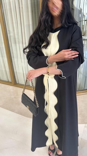 عبايه كريب اسود مع لنن اصفر ( فاتح )