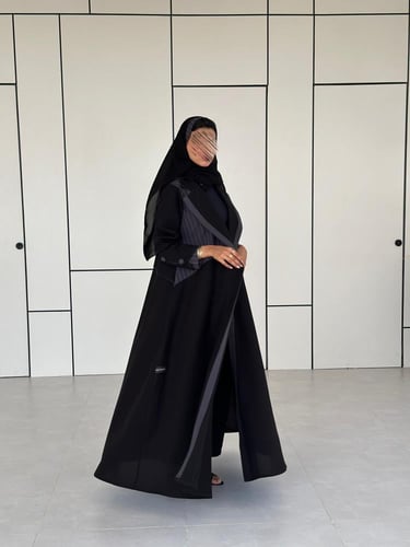 عباية كريب اسود مقلم رمادي
