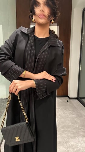 عباية كريب سوداء مع كريب مقلم ذهبي