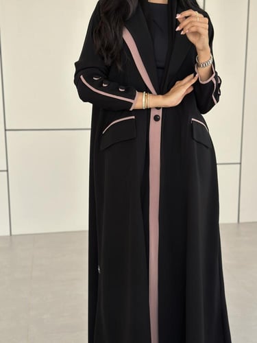 عباية كريب اسود مع وردي فاتح