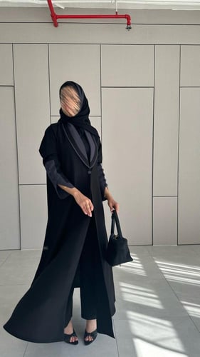 عباية كريب اسود مع رصاصي