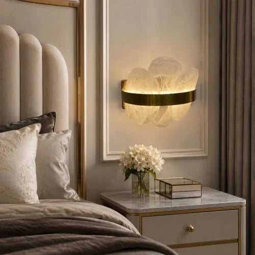 أبليك جداري مودرن بثلاث إنارات LED – تصميم ذهبي فا...