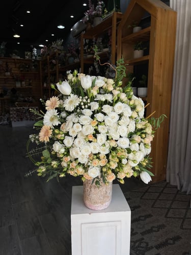 Elegant and distinctive flower vase with baby rose...