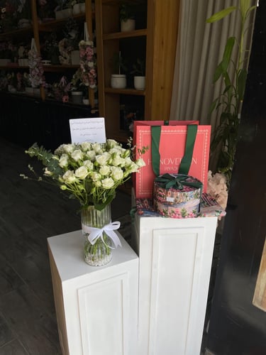 Elegant and distinctive flower vase with Hanufrian...