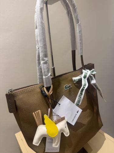 شنطة لاكوست بني