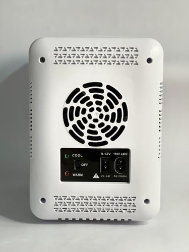 ثلاجة بيضاء