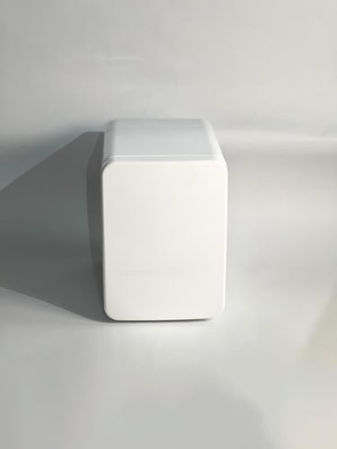 ثلاجة بيضاء