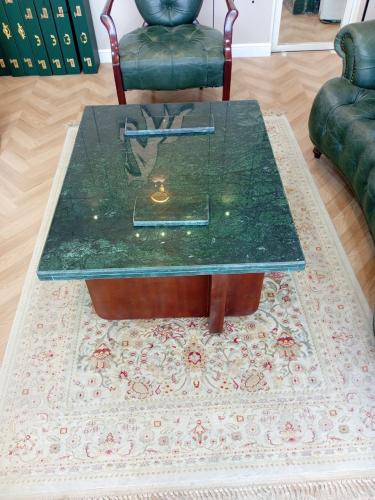 طاولة رخام اخضر