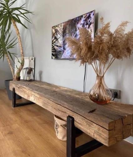 طاولة تلفزيون TV خشبية