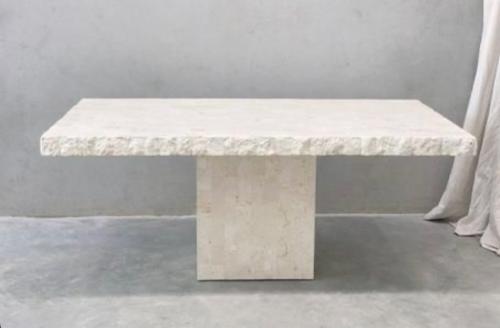 طاولة حجر