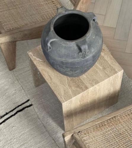 طاولة جانبية