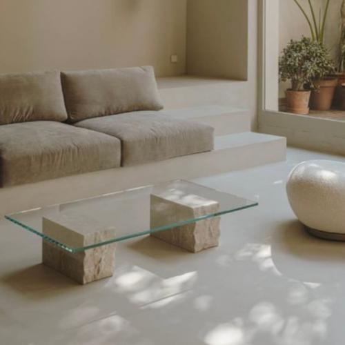 طاولة حجر وزجاج