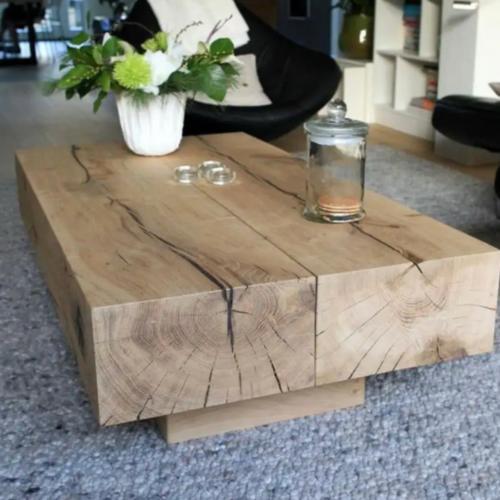 طاولة خشبية