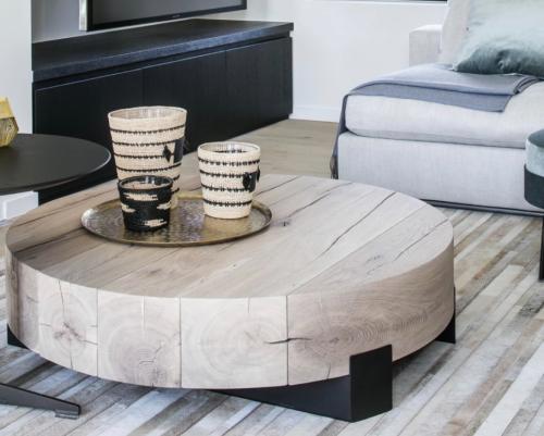 طاولة خشبية بقواعد حديدية