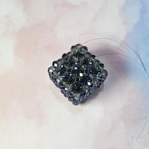 تعليقة سيارة مكعب بالخرز الأزرق