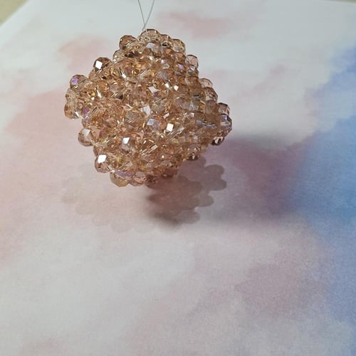 تعليقة سيارة مكعب بالخرز الوردي