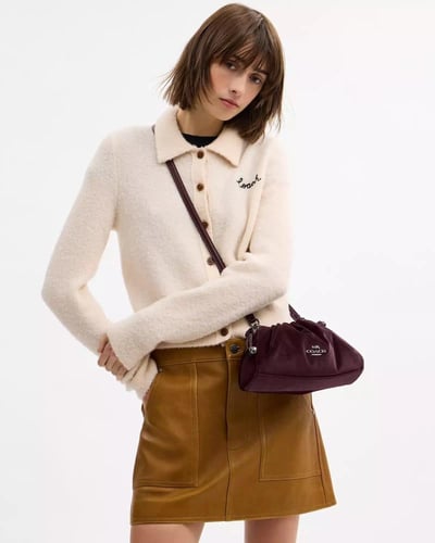 حقيبة كتف كبيرة فاي مخمل ماركة كوتش-برغندي