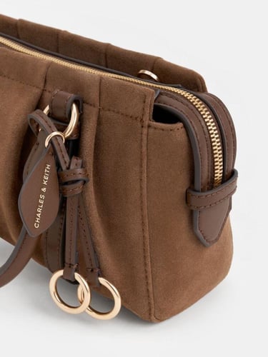 حقيبة بريتون صغيره مع ميدالية بمقبض علوي من جلد ال...