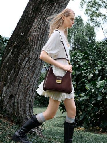 حقيبة شارلوت هوبو من جلد الغزال من تشارلز & كيث -...