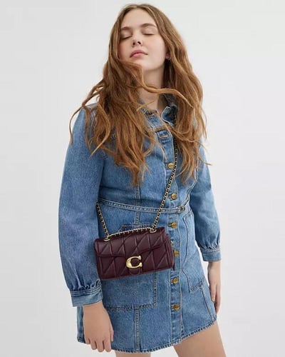 حقيبة كتف تابي 20 ماركة كوتش - لون خمري