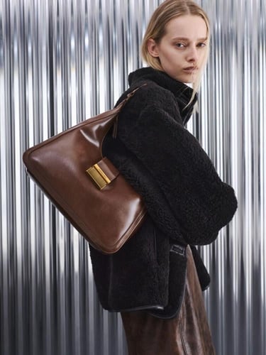 حقيبة شارلوت هوبو ماركة تشارلز&كيث-ألوان متعدده