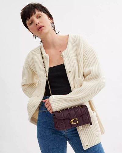 حقيبة كتف تابي 20 ماركة كوتش - لون خمري