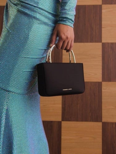 حقيبة جينيس ساتان كريستال بمقبض علوي تشارلز اند كي...