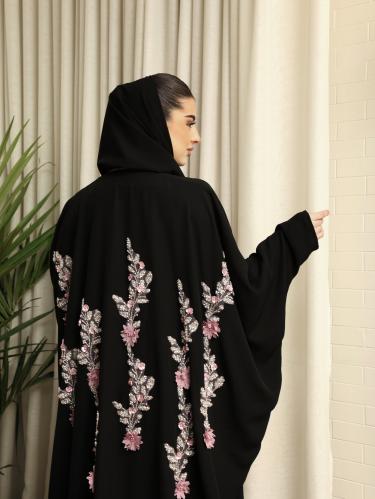 عباية بشت أنيقة بتفاصيل ورود وردية – مناسبة للمناسبات والزيارات