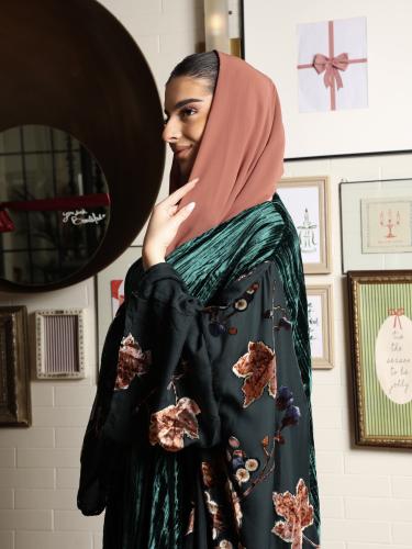 عباية مخمل مكسر بلون زيتي