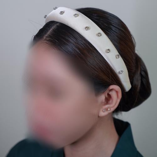 طوق قماشي مزين بالكريستال