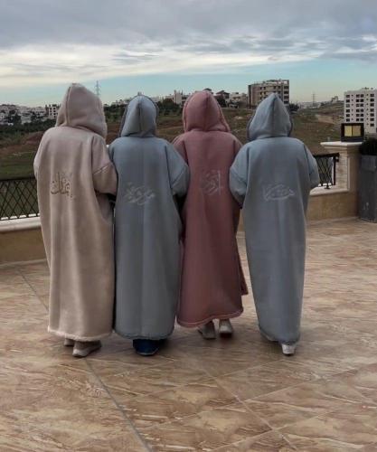فروه قماش جوخ نسائي دبل فيس باللون العنابي والأسود...