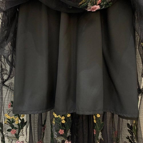 فستان انيق مطرز بالورود