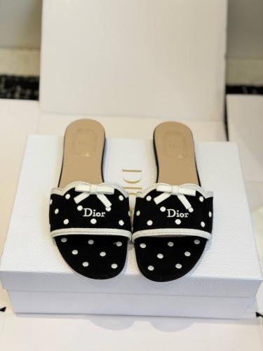 Polkadot dior “ متوفر بلونين "