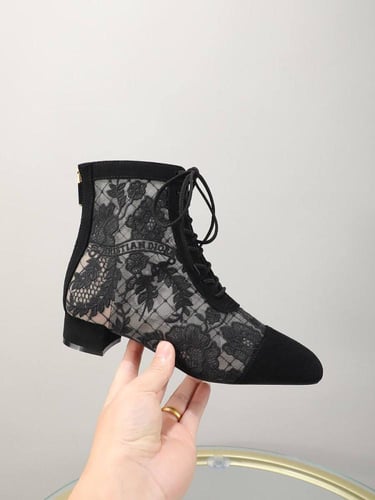 بوت ديور متوفر بلونين